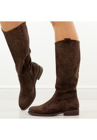 Brązowe ażurowe kozaki damskie S.Barski 8023. Okazja: na co dzień. Kolor: brązowy. Szerokość cholewki: normalna. Wzór: ażurowy. Materiał: zamsz. Sezon: wiosna, jesień. Obcas: na obcasie. Styl: casual, elegancki, klasyczny. Wysokość obcasa: niski #1