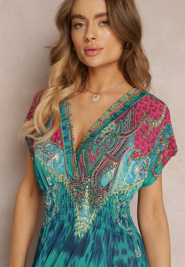 Renee - Zielona Sukienka o Kopertowym Kroju w Ornamentalny Print Nalori. Kolor: zielony. Materiał: materiał. Długość rękawa: krótki rękaw. Wzór: nadruk. Typ sukienki: kopertowe. Długość: maxi
