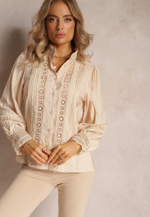 Renee - Jasnobeżowa Koszula ze Stójką i Koronką Phaeninca. Okazja: na co dzień. Typ kołnierza: kołnierzyk stójkowy. Kolor: beżowy. Materiał: koronka. Wzór: koronka. Styl: casual, elegancki