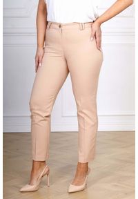 Moda Size Plus Iwanek - Eleganckie beżowe spodnie cygaretki Inez XXL OVERSIZE. Okazja: na spotkanie biznesowe, do pracy, na co dzień. Kolor: beżowy. Materiał: tkanina, poliester, materiał, bawełna, elastan. Długość: krótkie. Sezon: wiosna, lato. Styl: elegancki