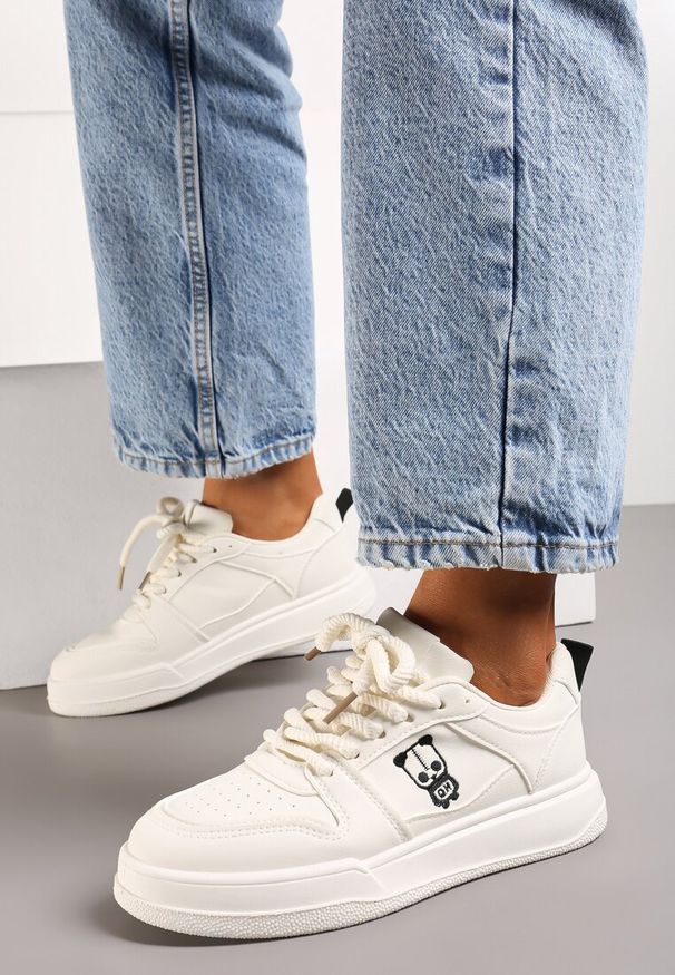 Renee - Beżowe Sznurowane Sneakersy z Ekoskóry z Ozdobną Naszywką i Perforacją Vetria. Okazja: na co dzień. Kolor: beżowy. Materiał: jeans. Wzór: aplikacja