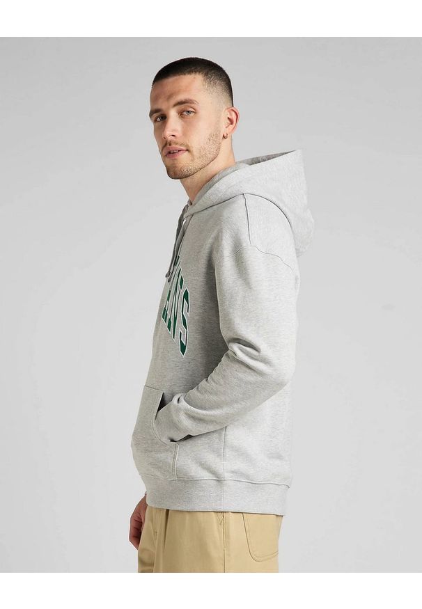 Lee - LEE HOODIE SEASONAL MĘSKA BLUZA KLASYCZNA Z KAPTUREM LOGO GREY MELE L84JRYMP 112322632. Typ kołnierza: kaptur. Styl: klasyczny