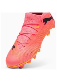 Buty piłkarskie Puma Future 7 Match FG/AG Jr 107729-03 różowe. Kolor: różowy. Materiał: dzianina, syntetyk. Szerokość cholewki: normalna. Sport: piłka nożna