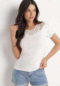 Born2be - Biały Bawełniany T-shirt z Koronkowymi Wstawkami Zaredira. Okazja: na co dzień. Kolor: biały. Materiał: bawełna, koronka. Wzór: koronka. Styl: klasyczny, casual, elegancki