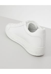 RENE CAOVILLA - Białe sneakersy Xtra z kryształami Swarovskiego. Okazja: na co dzień. Nosek buta: okrągły. Zapięcie: pasek. Kolor: biały. Materiał: jeans, dresówka, guma #6