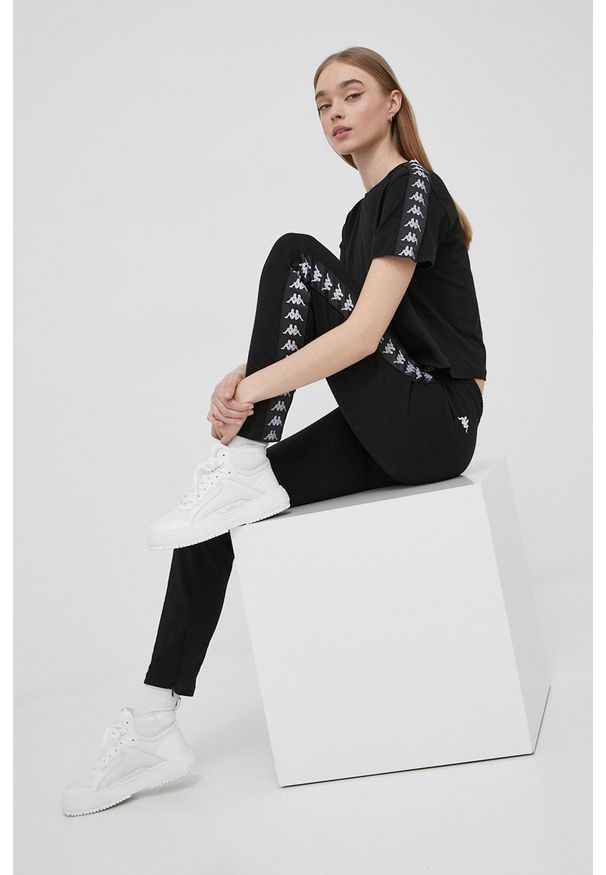 Kappa t-shirt bawełniany kolor czarny. Okazja: na co dzień. Kolor: czarny. Materiał: bawełna. Wzór: aplikacja. Styl: casual