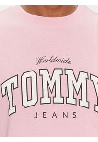 Tommy Jeans T-Shirt Varsity DM0DM18287 Różowy Regular Fit. Kolor: różowy. Materiał: bawełna #3