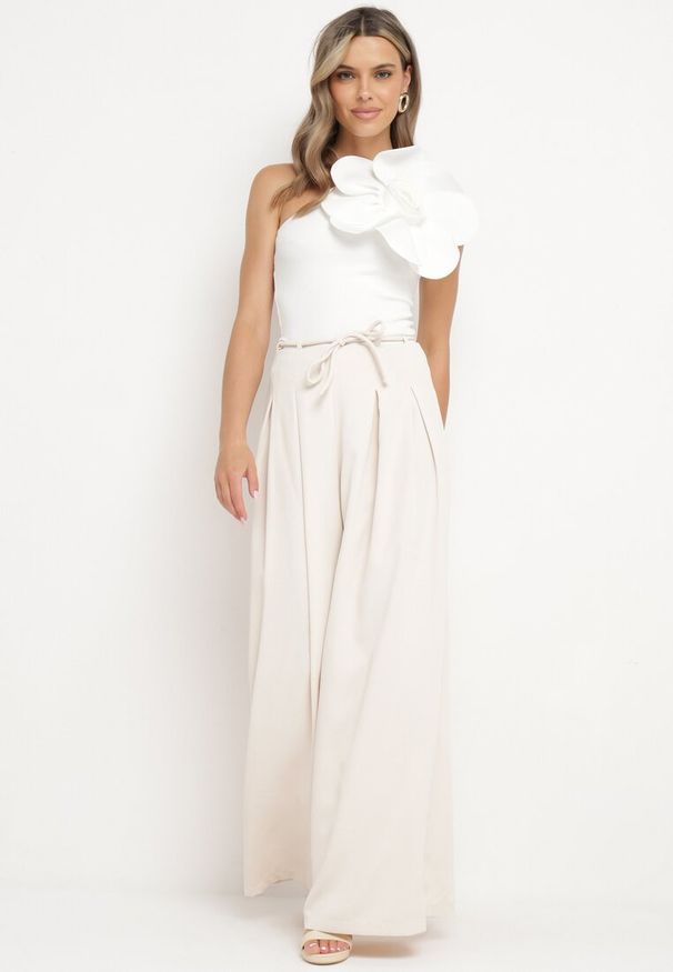 Born2be - Jasnobeżowe Spodnie z Wysokim Stanem i Szerokimi Nogawkami Wiązane w Pasie Vikonni. Okazja: na spotkanie biznesowe, do pracy, na co dzień. Stan: podwyższony. Kolor: beżowy. Styl: elegancki, casual, klasyczny, biznesowy