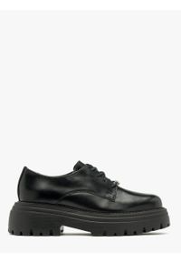 Ryłko - Czarne półbuty ze srebrnym logotypem PAULINE. Nosek buta: okrągły. Kolor: czarny. Materiał: skóra #1
