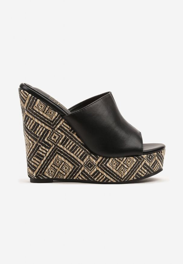 Born2be - Czarne Klapki na Koturnie z Geometrycznym Wzorem Elliotta. Okazja: na co dzień. Kolor: czarny. Wzór: geometria. Sezon: lato. Obcas: na koturnie. Styl: casual, elegancki