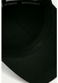 Calvin Klein Jeans - Czapka. Kolor: czarny. Materiał: tkanina, bawełna, poliester. Wzór: aplikacja #2