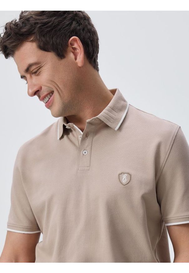Reserved - Koszulka polo regular fit - beżowy. Typ kołnierza: polo. Kolor: beżowy. Materiał: dzianina, bawełna