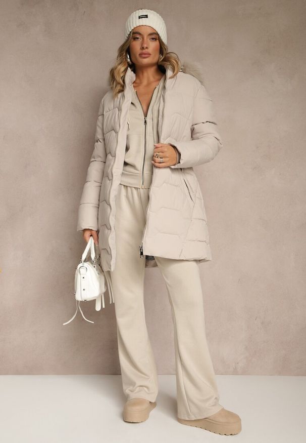 Renee - Ciemnobeżowa Pikowana Kurtka o Taliowanym Kroju z Kapturem z Futerkiem Mindria. Okazja: na spacer. Typ kołnierza: kaptur. Kolor: beżowy. Materiał: futro. Styl: elegancki