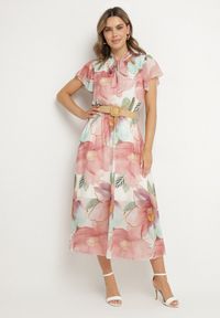 Born2be - Różowa Sukienka o Rozkloszowanym Kroju z Wiązaniem przy Dekolcie i Paskiem Sorilina. Okazja: na co dzień. Kolor: różowy. Długość rękawa: krótki rękaw. Wzór: kwiaty. Styl: casual, elegancki #1