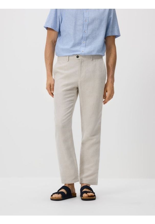 Reserved - Spodnie chino regular z lnem - beżowy. Kolor: beżowy. Materiał: len