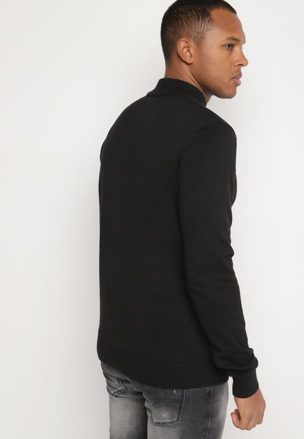 Born2be - Czarny Sweter Półgolf z Bawełną Ozdobiony Ściągaczami Zolila. Okazja: na spotkanie biznesowe, na co dzień. Kolor: czarny. Materiał: bawełna. Długość rękawa: długi rękaw. Długość: długie. Wzór: aplikacja. Styl: casual, klasyczny, biznesowy