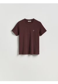 Reserved - T-shirt regular z drobnym haftem - ciemnobrązowy. Kolor: brązowy. Materiał: dzianina, bawełna. Wzór: haft