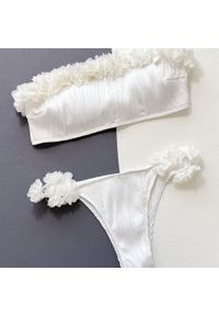 Intica - Strój kąpielowy z motywem róż plażowy elegancja Sija. Kolor: biały. Materiał: materiał. Wzór: aplikacja #1