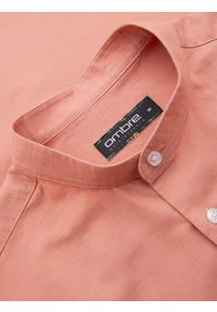 Ombre Clothing - Męska koszula lniana ze stójką i kieszenią REGULAR FIT – brzoskwiniowa V1. Okazja: na co dzień. Typ kołnierza: kołnierzyk stójkowy. Kolor: pomarańczowy. Materiał: len. Długość rękawa: długi rękaw. Długość: długie. Sezon: wiosna, lato. Styl: casual #5