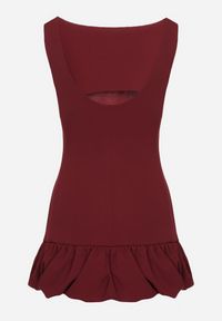 Born2be - Bordowy Taliowany Kombinezon Ozdobiony Falbanką Semiriela. Okazja: na co dzień. Kolor: czerwony. Wzór: aplikacja. Styl: casual, klasyczny #5
