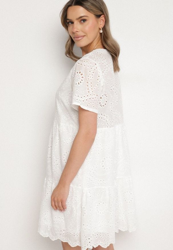 Born2be - Biała Haftowana Bawełniana Sukienka z Ażurowym Wzorem Lumoreline. Okazja: na spacer, na co dzień. Kolor: biały. Materiał: bawełna. Wzór: ażurowy, haft. Sezon: lato. Typ sukienki: proste. Styl: elegancki, casual