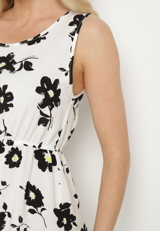 Born2be - Biała Sukienka w Kwiaty o Rozkloszowanym Kroju na Szerokich Ramiączkach Naivoriel. Okazja: na co dzień. Typ kołnierza: dekolt w serek. Kolor: biały. Materiał: zamsz. Długość rękawa: na ramiączkach. Wzór: kwiaty. Typ sukienki: rozkloszowane. Styl: casual, elegancki