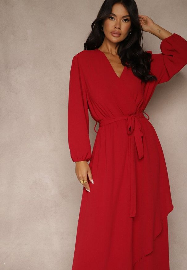 Renee - Czerwona Asymetryczna Koktajlowa Sukienka z Wiskozą Kopertowym Dekoltem i Paskiem Laniea. Okazja: na imprezę. Typ kołnierza: dekolt kopertowy. Kolor: czerwony. Materiał: wiskoza. Typ sukienki: asymetryczne, kopertowe. Styl: wizytowy