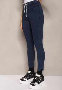 Renee - Granatowe Spodnie z Dodatkiem Bawełny High Waist Wiązane w Pasie Nirinne. Okazja: na co dzień. Stan: podwyższony. Kolor: niebieski. Materiał: bawełna. Styl: casual #5