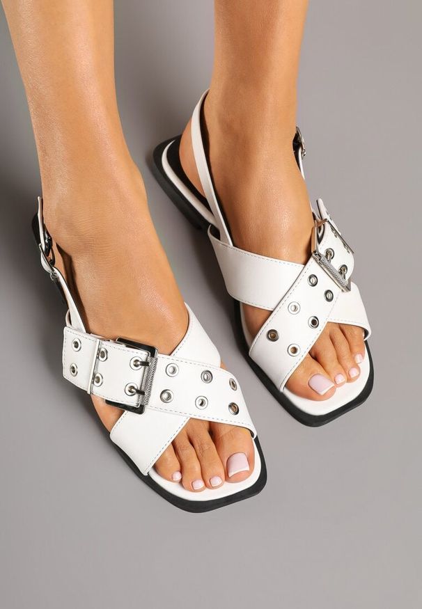 Born2be - Białe Sandały z Ozdobnym Paskiem z Klamrą Morimi. Okazja: na co dzień. Zapięcie: klamry. Kolor: biały. Wzór: kwiaty. Sezon: lato. Obcas: na obcasie. Styl: casual, elegancki, klasyczny. Wysokość obcasa: niski