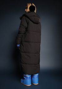 Renee - Czarna Długa Kurtka z Pikowaniem z Odpinanym Kapturem i Wsuwanymi Kieszeniami Daitras. Kolor: czarny. Długość: długie. Styl: elegancki #3