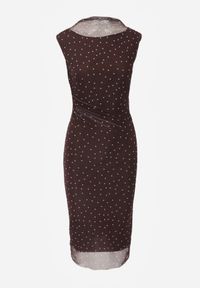 Renee - Brązowa Dopasowana Sukienka w Groszki z Dekoltem Łódką Jennirina. Typ kołnierza: dekolt w łódkę. Kolor: brązowy. Wzór: grochy. Typ sukienki: dopasowane. Styl: retro. Długość: mini #6