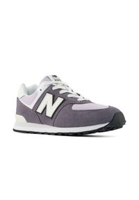 Buty dziecięce New Balance G57436O – fioletowe. Okazja: na co dzień, na uczelnię. Kolor: fioletowy. Materiał: zamsz, syntetyk, materiał. Szerokość cholewki: normalna. Model: New Balance 574. Sport: turystyka piesza #4