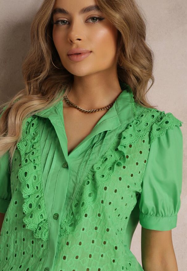 Renee - Zielona Koszula z Koronkowej Tkaniny z Haftem i Stójką Mardellia. Typ kołnierza: kołnierzyk stójkowy. Kolor: zielony. Materiał: tkanina, koronka. Długość rękawa: krótki rękaw. Długość: krótkie. Wzór: haft. Sezon: wiosna, lato