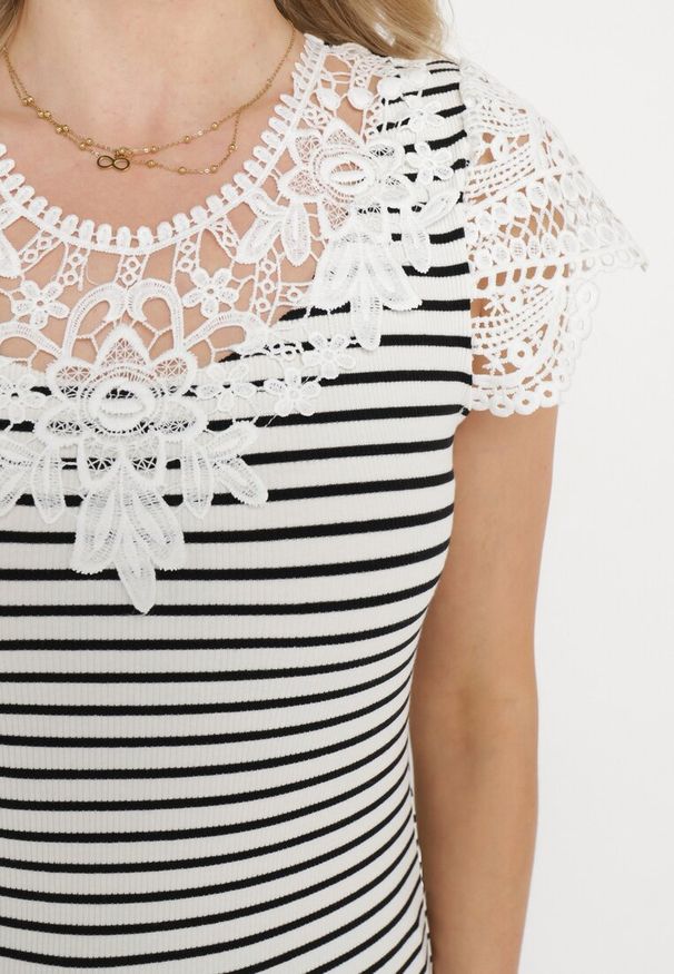 Born2be - Biały Bawełniany T-shirt z Prążkowanego Materiału z Koronkowym Dekoltem i Rękawkami Hyacintia. Kolor: biały. Materiał: bawełna, prążkowany, materiał, koronka. Długość rękawa: krótki rękaw. Sezon: lato