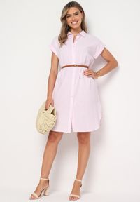 Born2be - Różowa Bawełniana Sukienka Koszulowa z Krótkim Rękawem i Paskiem w Talii Nulefia. Kolor: różowy. Materiał: bawełna. Długość rękawa: krótki rękaw. Typ sukienki: koszulowe. Styl: klasyczny, elegancki #6