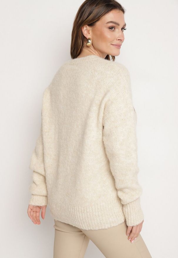 Born2be - Jasnobeżowy Sweter z Napisem i Truskawką w Cekiny z Domieszką Wełny Zozirya. Kolor: beżowy. Materiał: wełna. Długość rękawa: długi rękaw. Długość: długie. Wzór: napisy. Sezon: jesień, wiosna. Styl: klasyczny, elegancki
