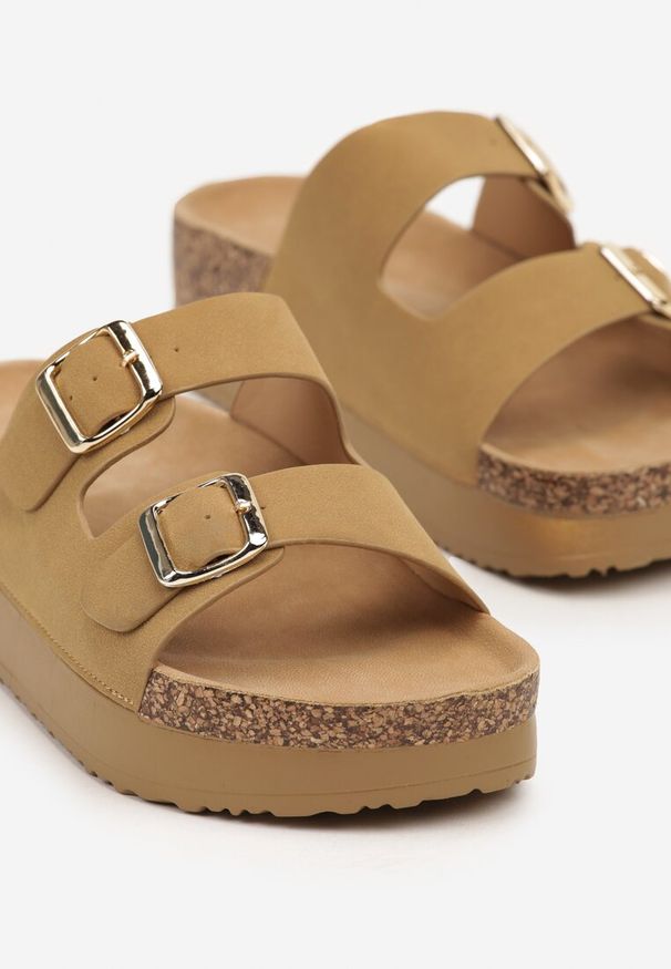 Renee - Brązowe Klapki na Platformie z Ozdobnymi Klamrami Dolerria. Okazja: na co dzień. Kolor: brązowy. Materiał: jeans. Obcas: na platformie. Styl: casual