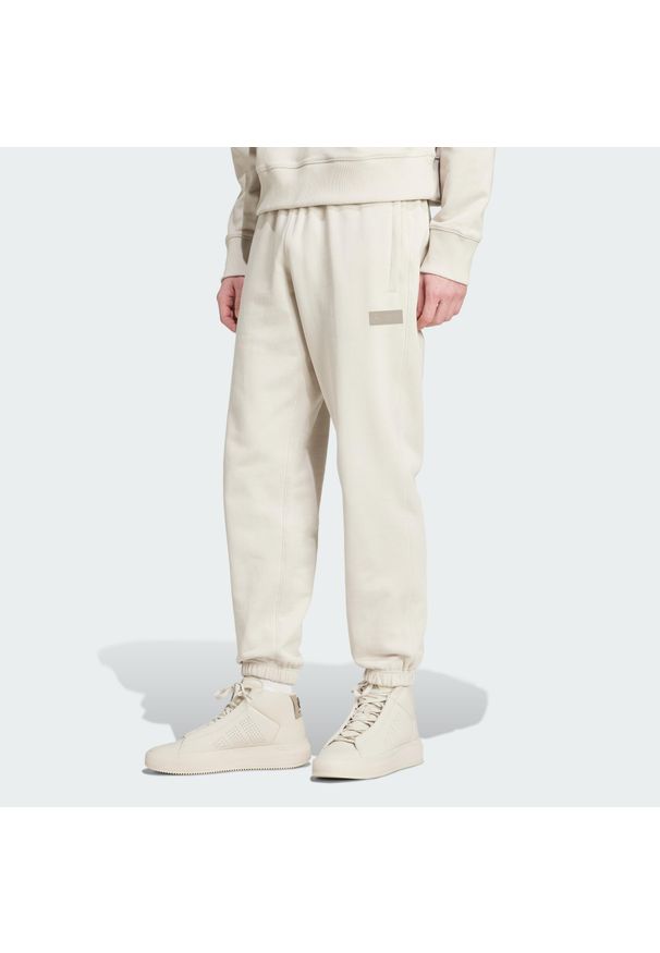 Adidas - Spodnie Dresowe Mercedes - Amg Petronas Formula One Team Premium. Kolor: beżowy. Materiał: dresówka. Sport: fitness