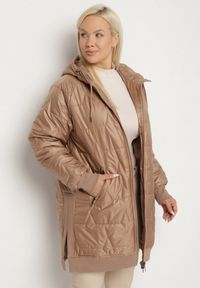 Born2be - Jasnobrązowa Kurtka z Pikowanymi Przeszyciami i Kapturem Zarimelia. Okazja: na co dzień. Kolekcja: plus size. Kolor: brązowy. Materiał: jeans. Styl: klasyczny, casual, elegancki, sportowy #2