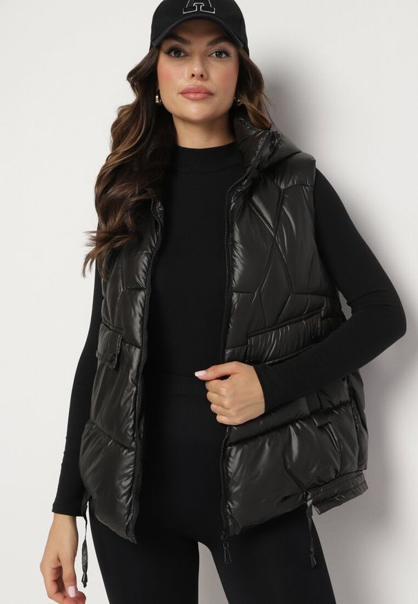 Born2be - Czarna Kamizelka z Odpinanym Kapturem i Ozdobnym Pikowaniem Arreanne. Okazja: na co dzień. Kolor: czarny. Materiał: jeans. Sezon: wiosna, jesień. Styl: elegancki, casual, sportowy