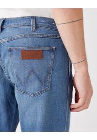 Wrangler - WRANGLER GREENSBORO MĘSKIE SPODNIE JEANSOWE DUSKY CLOUD W15QYJ38R #4