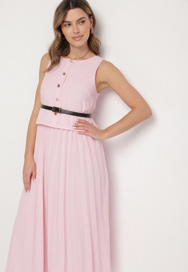 Born2be - Różowa Sukienka Bez Rękawów z Plisami i Paskiem z Klamrą Iffale. Okazja: na spacer, na co dzień. Kolor: różowy. Długość rękawa: bez rękawów. Styl: casual, klasyczny