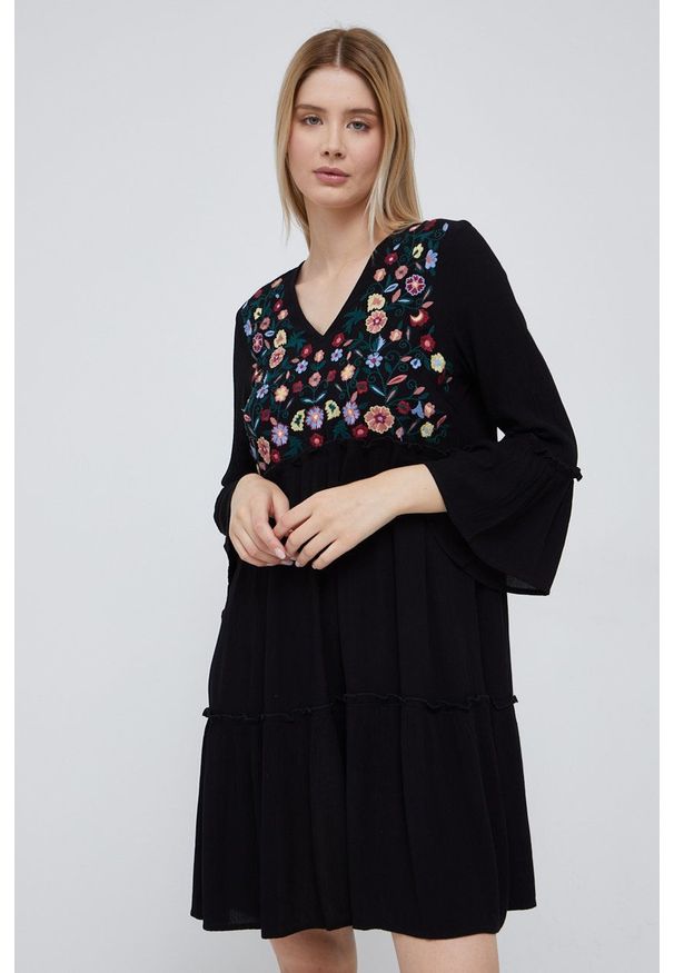 Vero Moda sukienka kolor czarny mini rozkloszowana. Kolor: czarny. Materiał: tkanina, włókno. Wzór: aplikacja. Typ sukienki: rozkloszowane. Długość: mini