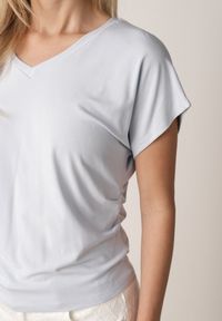 Born2be - Niebieski T-shirt z Wiskozy z Trójkątnym Dekoltem Achiore. Okazja: na co dzień. Kolor: niebieski. Materiał: wiskoza. Styl: casual, klasyczny #8