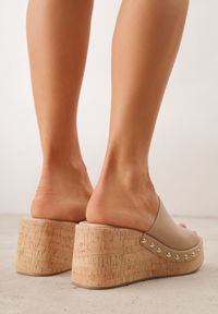 Renee - Beżowe Klapki na Korkowej Platformie i Koturnie z Nitami Aezira. Okazja: na co dzień. Kolor: beżowy. Materiał: jeans. Obcas: na koturnie. Styl: casual, elegancki #8