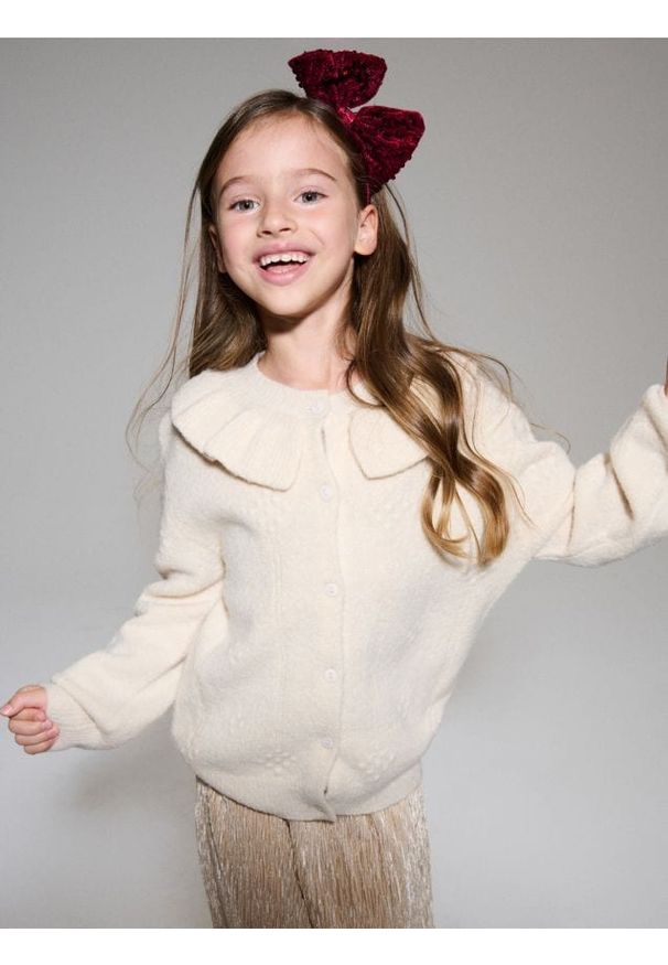 Sinsay - Sweter z falbankami - kremowy. Typ kołnierza: kołnierz z falbankami. Kolor: kremowy