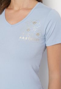 Born2be - Jasnoniebieski T-shirt Koszulka z Trójkątnym Dekoltem z Bawełny Ozdobiona Nadrukiem Elanoa. Okazja: na co dzień. Kolor: niebieski. Materiał: bawełna. Wzór: aplikacja, nadruk. Styl: elegancki, casual