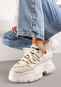 Renee - Ciemnobeżowe Sneakersy z Podwójnymi Sznurówkami i Tłoczoną Platformą Luppoa. Kolor: beżowy. Materiał: jeans, dzianina. Obcas: na platformie #1