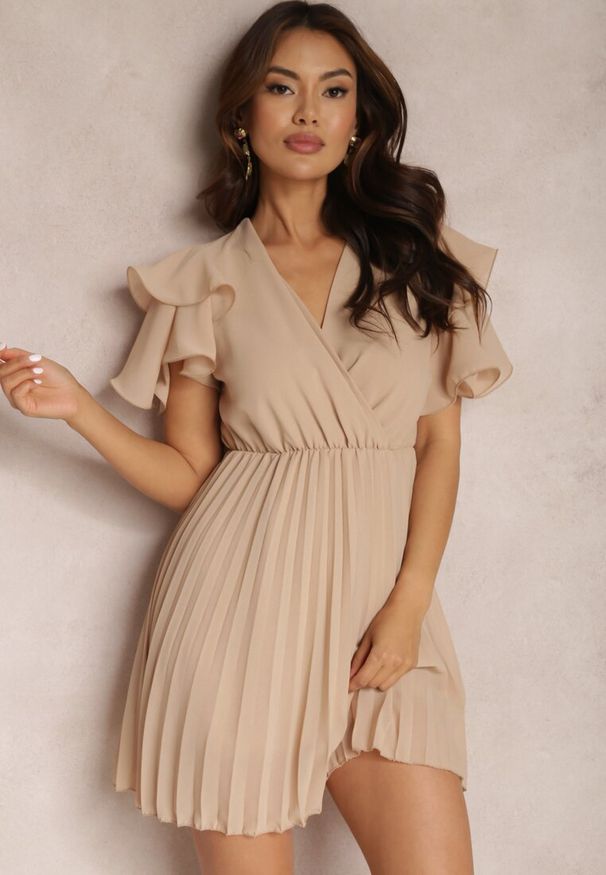 Renee - Beżowa Sukienka Haidiolea. Kolor: beżowy. Długość rękawa: krótki rękaw. Wzór: aplikacja. Typ sukienki: kopertowe. Styl: wizytowy. Długość: mini