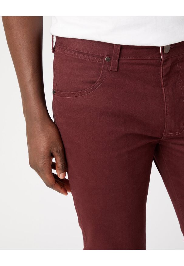 Wrangler - WRANGLER MESKIE SPODNIE MATERIAŁOWE MATERIAŁ LARSTON DAHLIA W18S93H45